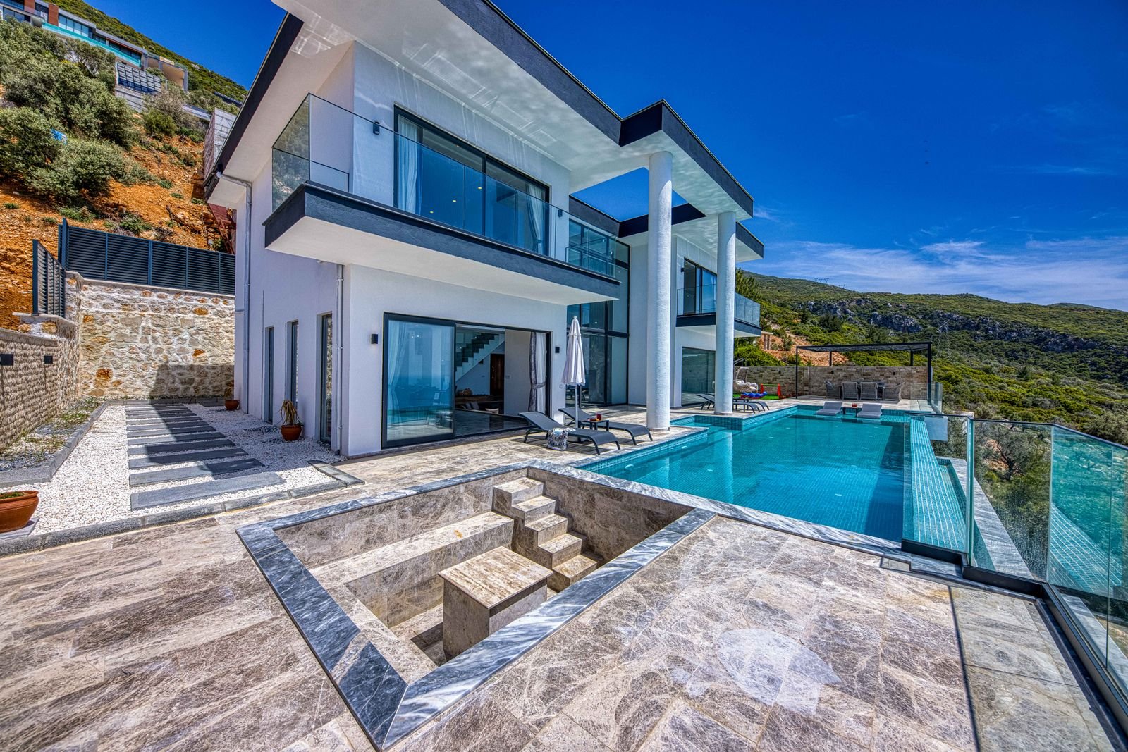 Modern Luxury Villa with Infinity Pool